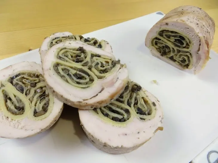 Куриный рулет фаршированный блинами: шаг 9