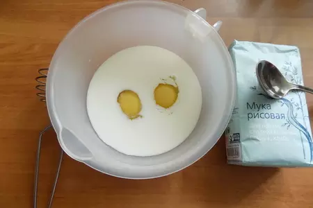 Блины из рисовой муки: шаг 1