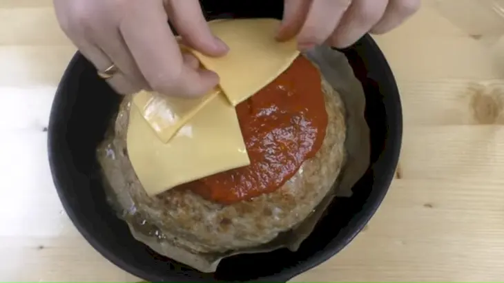 Мясной торт или котлета с начинкой: шаг 6