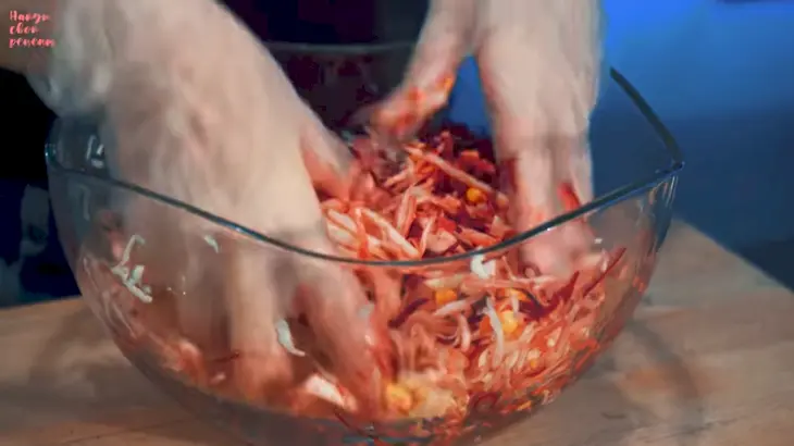 Свекольный салат с сочной капустой: шаг 8