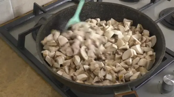Грибная колбаса в бутылке: шаг 3