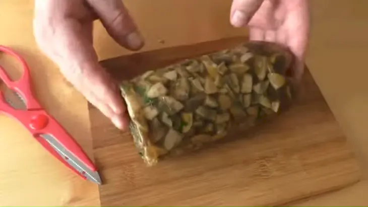 Грибная колбаса в бутылке: шаг 6
