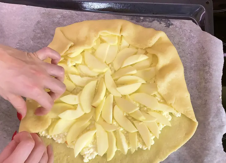 Галета с яблоками и творогом. открытый яблочный пирог: шаг 7