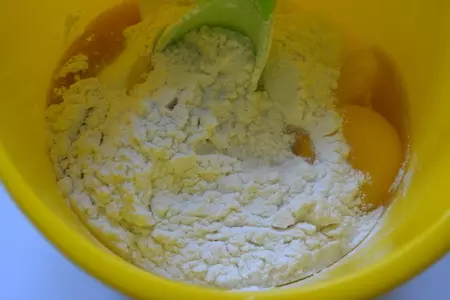 Кекс в кружке с джемом махеевъ, на 8 марта: шаг 2