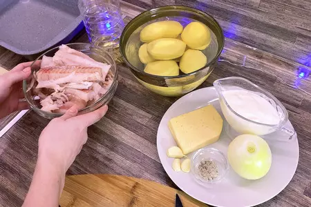Вкусный минтай в духовке с картошкой: шаг 1