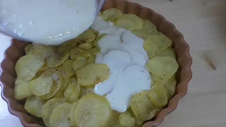Блюдо из картофеля и фарша с "сыром для бедняков": шаг 8