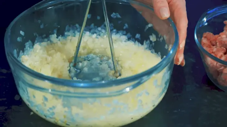 Мясные чебуреки на скорую руку: шаг 3