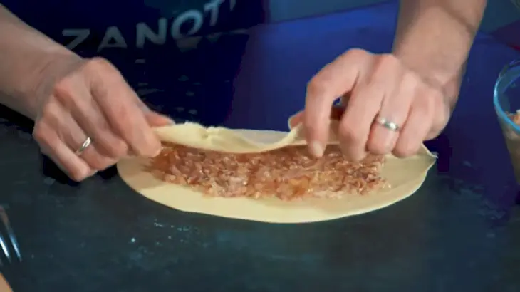 Мясные чебуреки на скорую руку: шаг 6