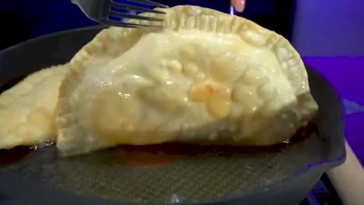 Мясные чебуреки на скорую руку: шаг 8