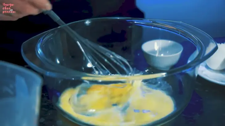 Сдобные ватрушки с творогом и изюмом: шаг 2