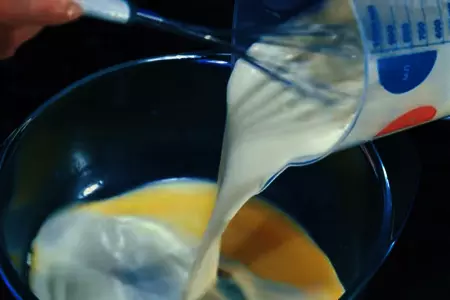 Сдобные ватрушки с творогом и изюмом: шаг 3
