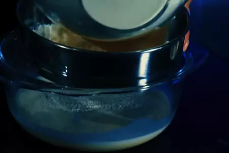 Сдобные ватрушки с творогом и изюмом: шаг 4