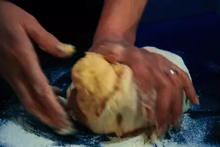 Сдобные ватрушки с творогом и изюмом: шаг 5