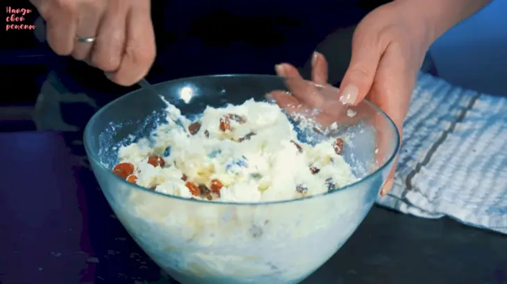 Сдобные ватрушки с творогом и изюмом: шаг 6