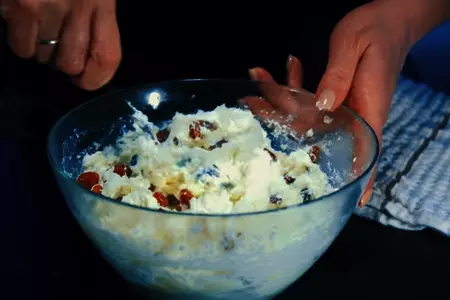 Сдобные ватрушки с творогом и изюмом: шаг 6