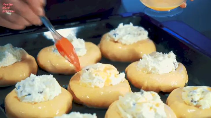 Сдобные ватрушки с творогом и изюмом: шаг 8