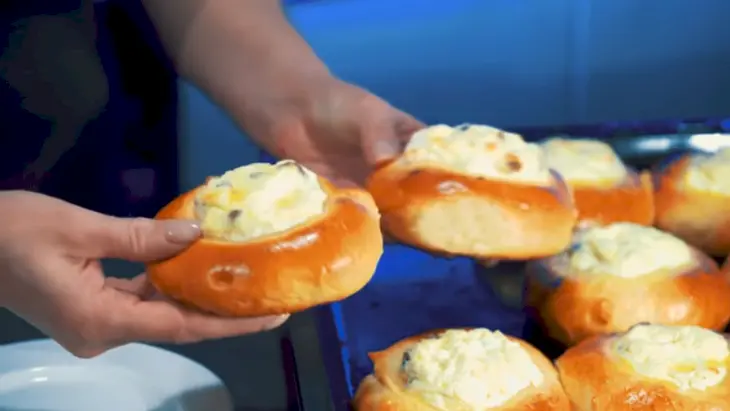 Сдобные ватрушки с творогом и изюмом: шаг 9