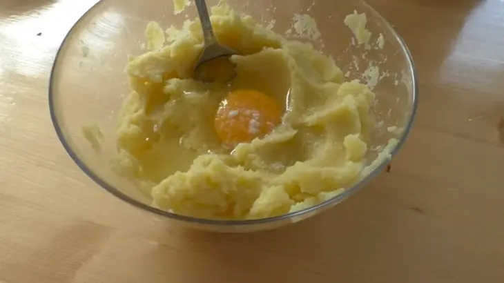 Картофельные бутерброды с фаршем и сыром: шаг 1
