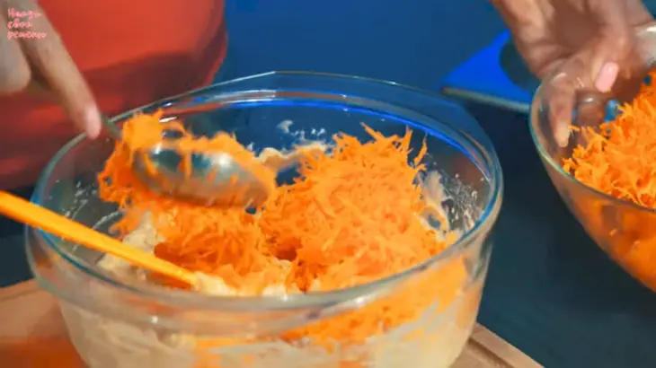 Морковный пирог с овсянкой и курагой: шаг 6