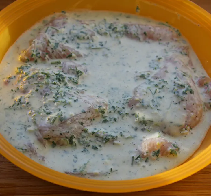 Куриные грудки в пикантном йогуртовом маринаде: шаг 3