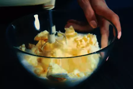 Домашние кексы с орехом и изюмом: шаг 1
