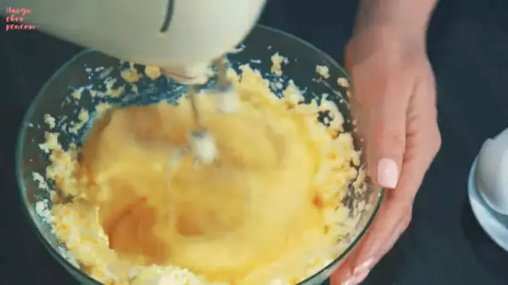 Домашние кексы с орехом и изюмом: шаг 2