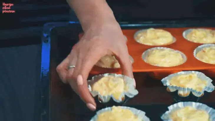 Домашние кексы с орехом и изюмом: шаг 7
