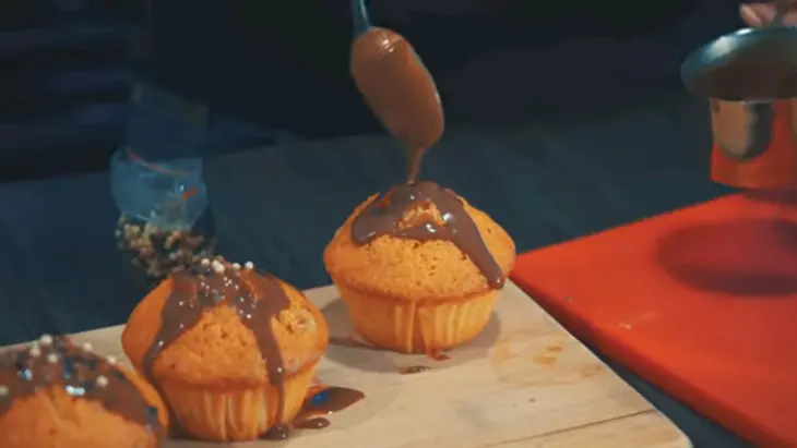 Домашние кексы с орехом и изюмом: шаг 8