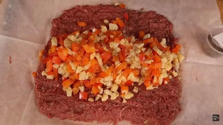 Мясной рулет с моцареллой: шаг 2