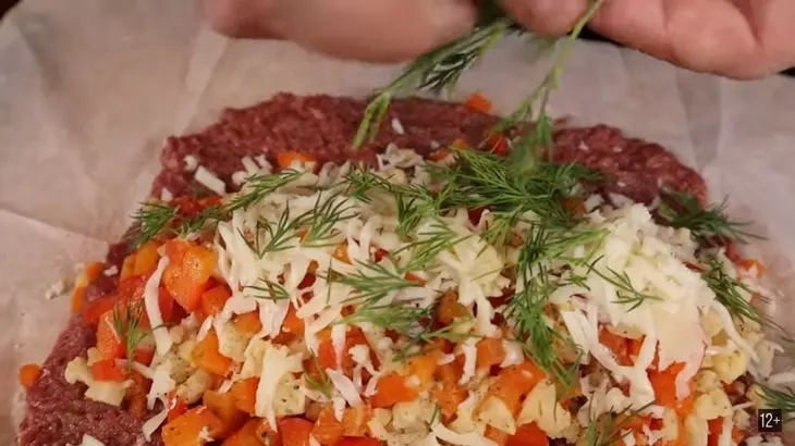 Мясной рулет с моцареллой: шаг 3