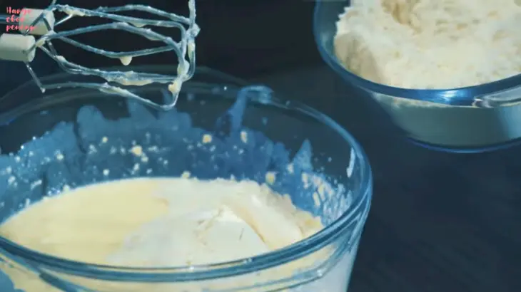 Ленивый пирог с грецким орехом и вареньем: шаг 4