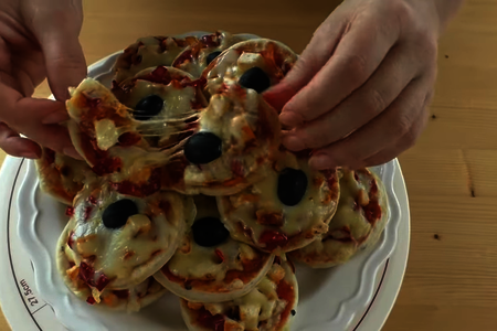 Домашняя выпечка - мини пиццы (без духовки): шаг 8
