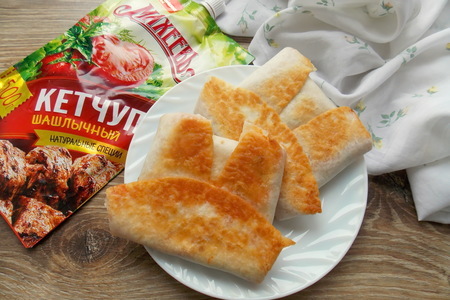 Конвертики из тортильи с сыром, ветчиной и кетчупом "махеев" россия: шаг 9
