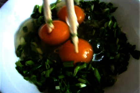 Яичные лепешки с зеленым луком на сковороде: шаг 2
