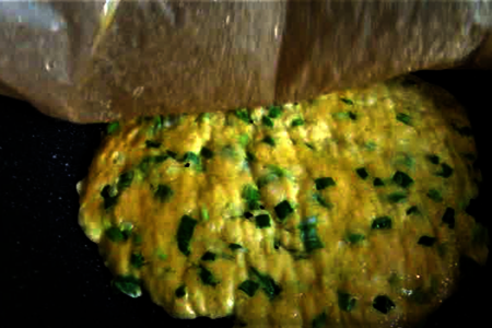 Яичные лепешки с зеленым луком на сковороде: шаг 6