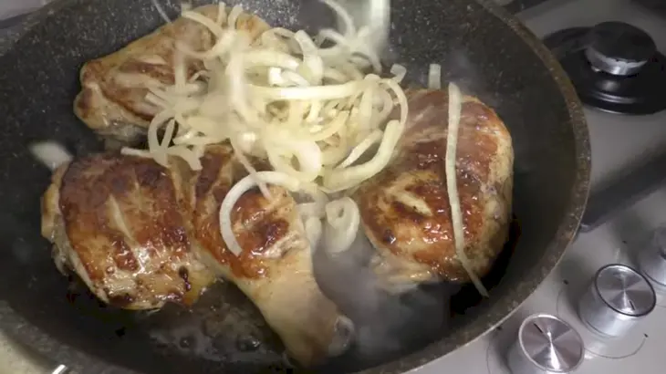 Куриное мясом со вкусом шашлыка на сковороде: шаг 5