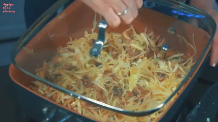 Заливной пирог с начинкой из капусты с грибами: шаг 3