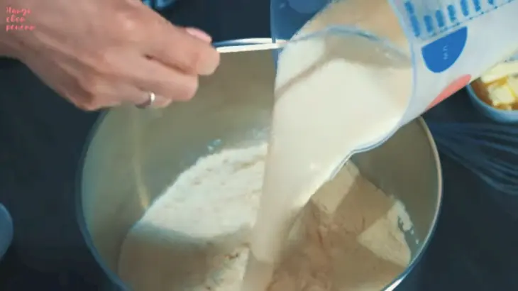 Сладкие рулеты с джемом и клубникой к чаю: шаг 3