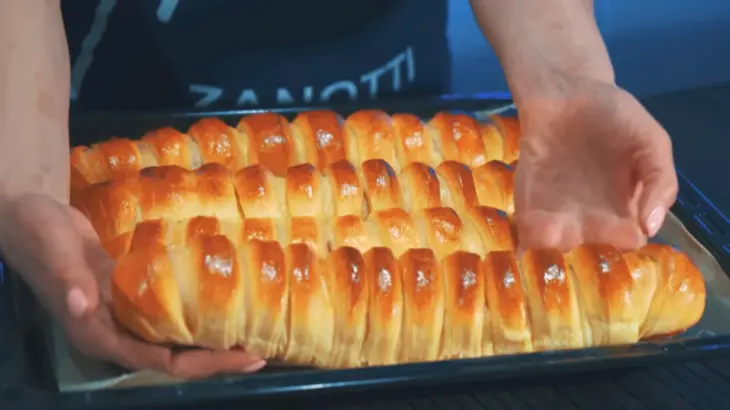 Сладкие рулеты с джемом и клубникой к чаю: шаг 8