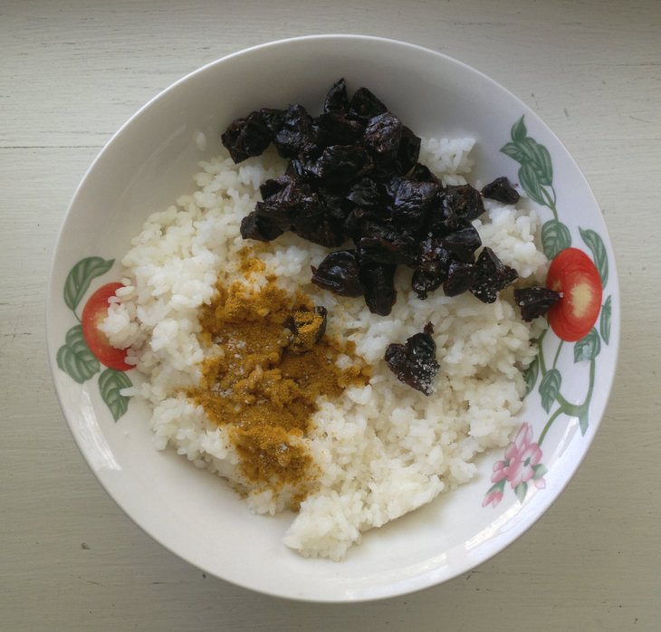 Курица, фаршированная рисом и черносливом, "махеевъ", россия: шаг 4