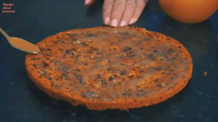 Оригинальный морковный торт с орехами и карамелью: шаг 6