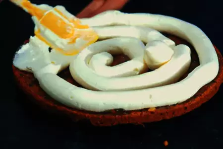 Оригинальный морковный торт с орехами и карамелью: шаг 7