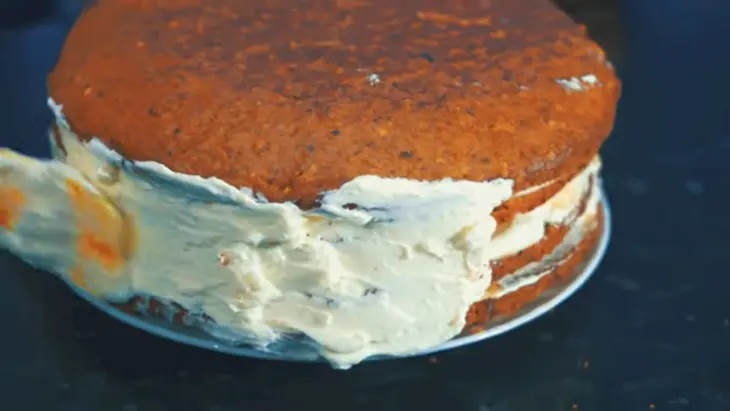 Оригинальный морковный торт с орехами и карамелью: шаг 8