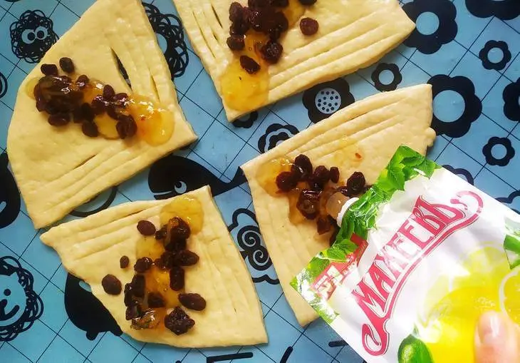 Булочки с изюмом и лимонным джемом "махеевъ", россия: шаг 7