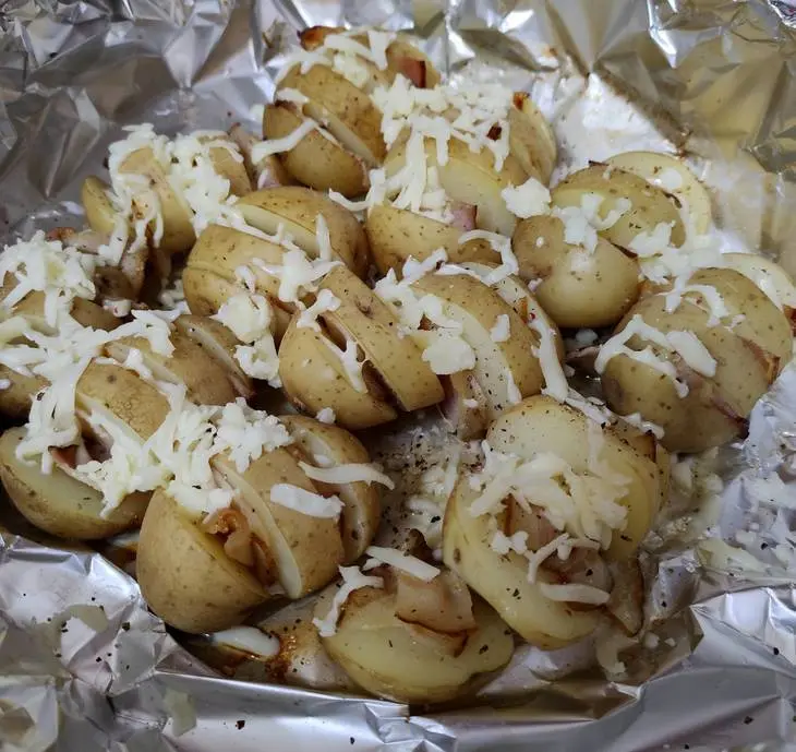 Молодой картофель с беконом и сыром: шаг 2