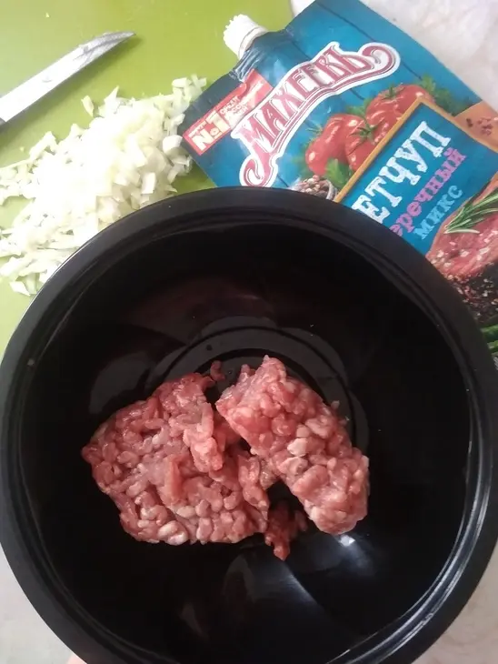 Мясной пирог с кетчупом перечный микс "махеевъ", россия: шаг 1