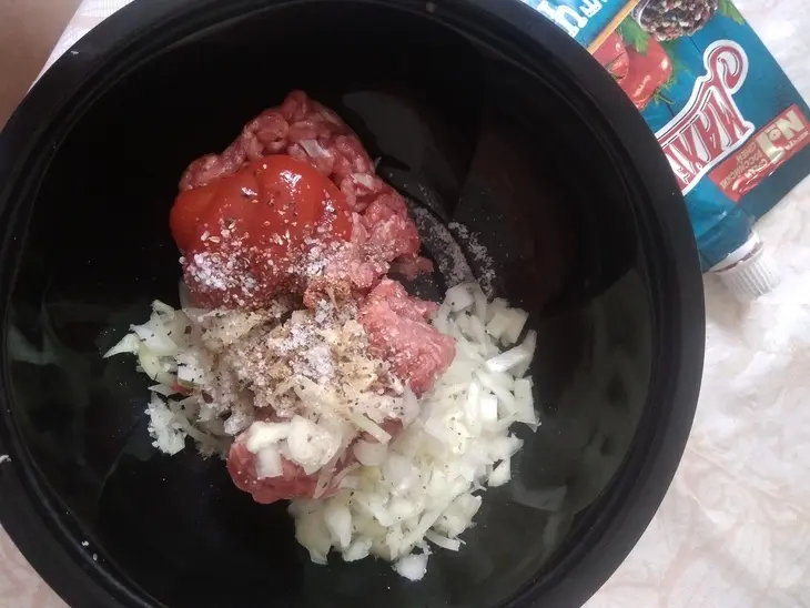 Мясной пирог с кетчупом перечный микс "махеевъ", россия: шаг 2
