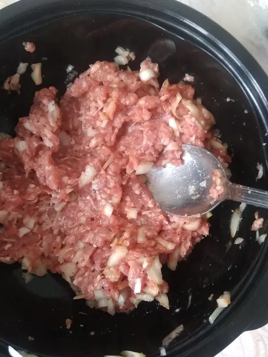 Мясной пирог с кетчупом перечный микс "махеевъ", россия: шаг 3
