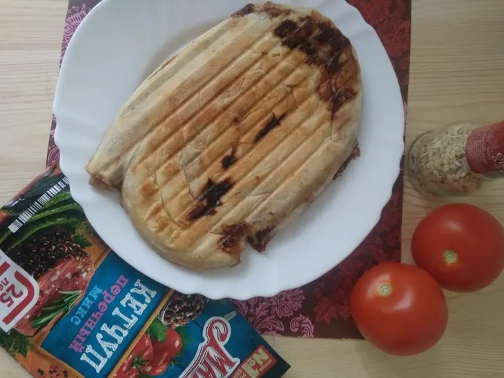 Мясной пирог с кетчупом перечный микс "махеевъ", россия: шаг 7