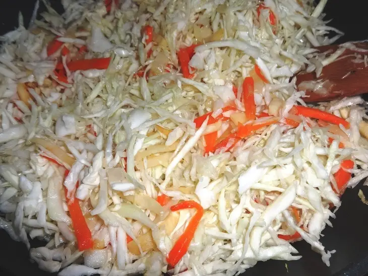 Тушёная капуста с сардельками, "махеевъ", россия: шаг 5